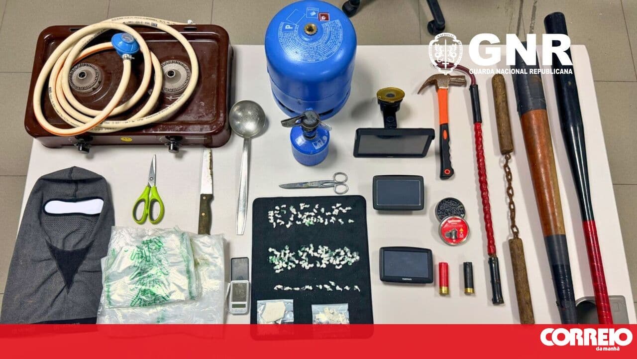 Two youths arrested with weapons and drugs in Almada