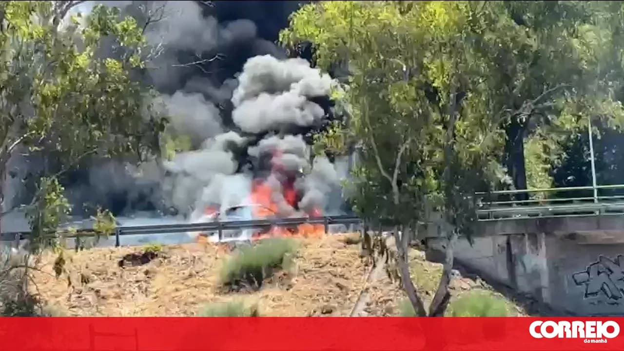Car on fire on the A5 near the exit to Linda-a-Velha. Watch the video