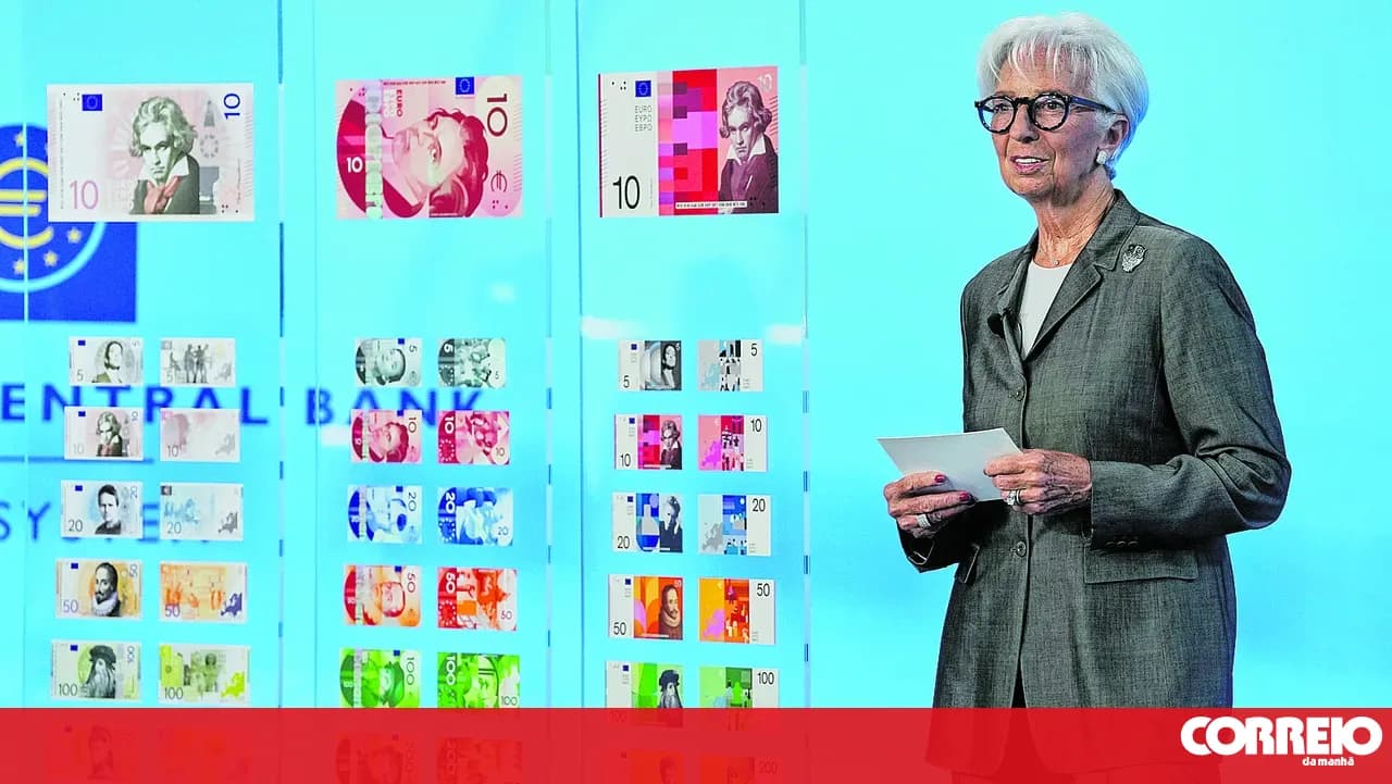 Central bank presents new banknotes to citizens