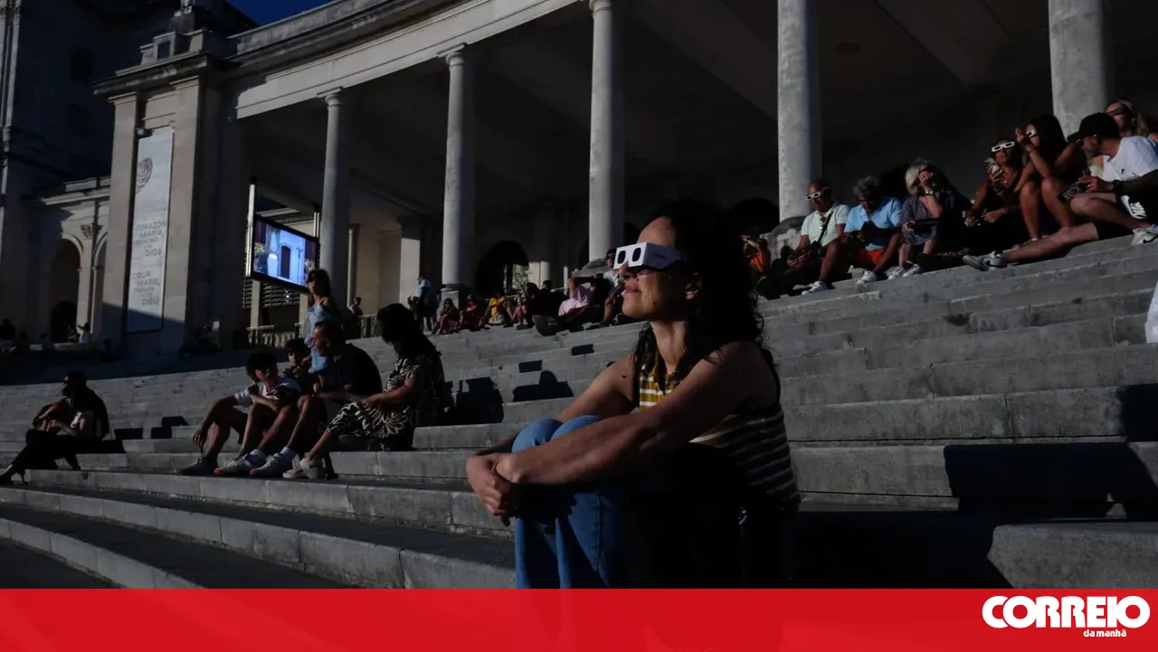 Moon hides the sun and delights some pilgrims at the Sanctuary of Fátima