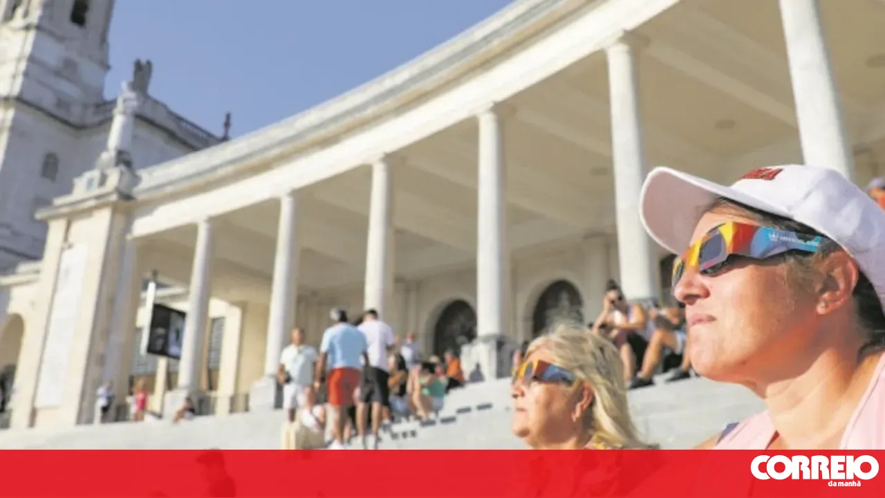 Pilgrims strengthen their faith while watching eclipse