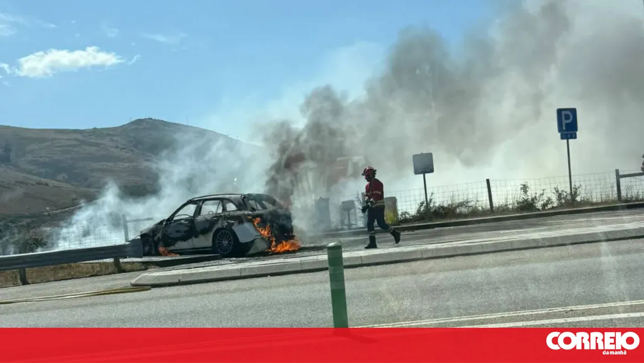 Car consumed by flames near the Ribeira de Pena toll booth on the A7