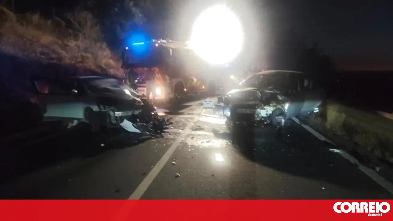 Eight injured in head-on collision between two cars in Silves