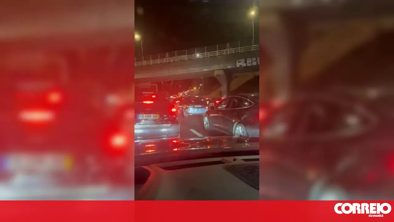 Car consumed by flames near the Águas Livres Aqueduct in Lisbon