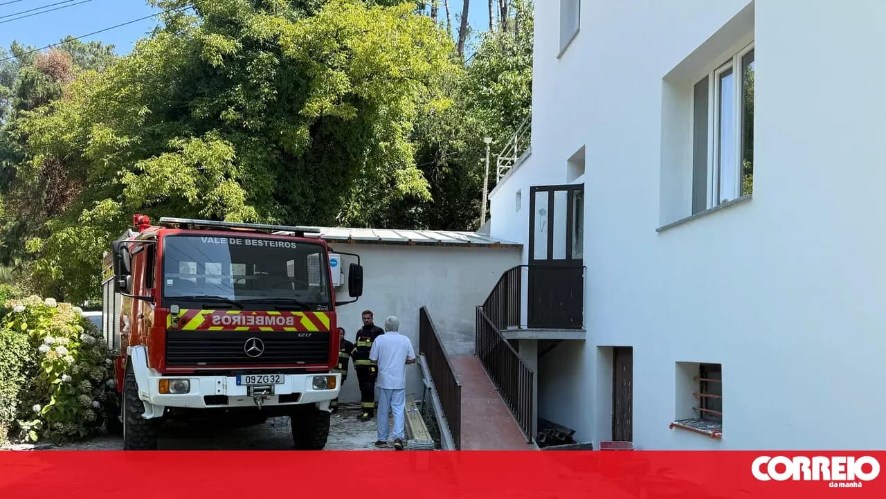 Fire hits care home in Caramulo. Two elderly people were taken to hospital