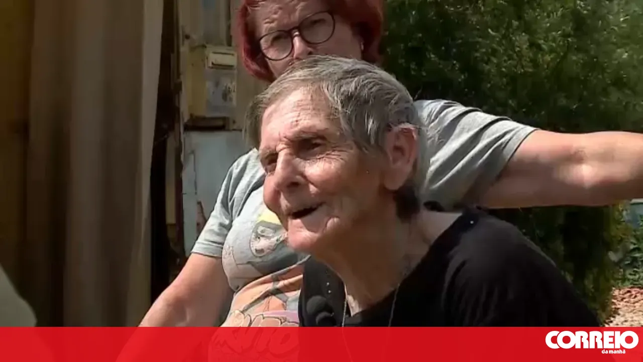 “It rains in almost every room”: resident of Santa Maria da Feira has already had to open an umbrella to sleep