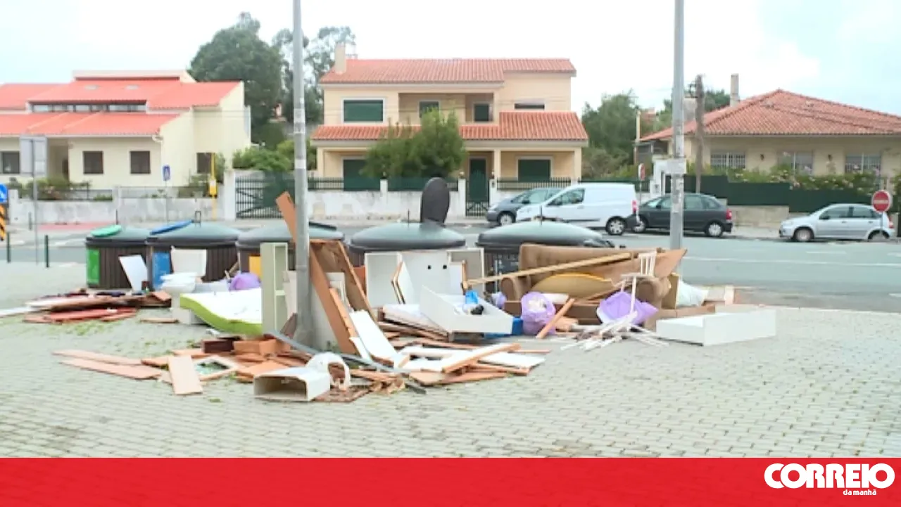 Rubbish accumulation in Rio de Mouro angers residents
