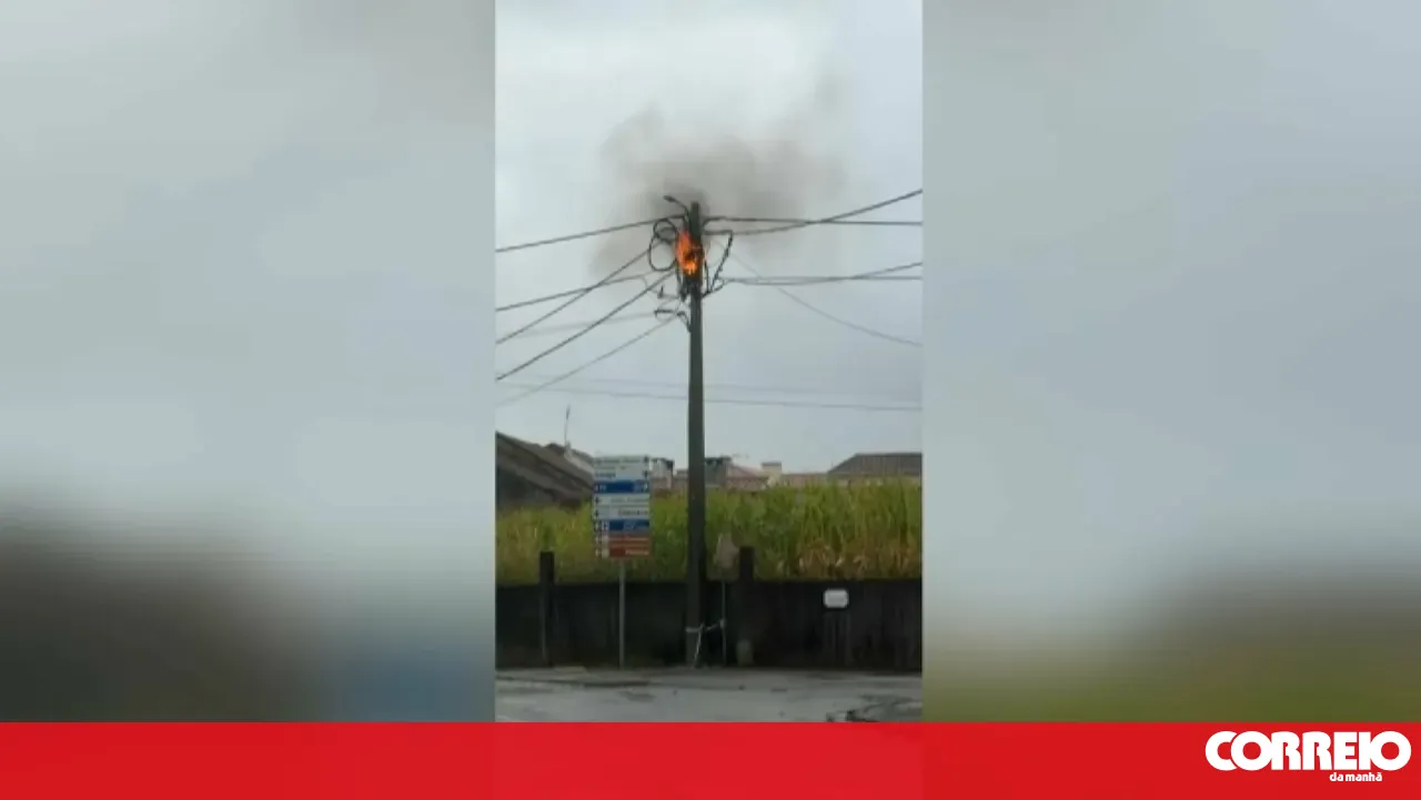 Electricity pole catches fire due to bad weather in Ovar