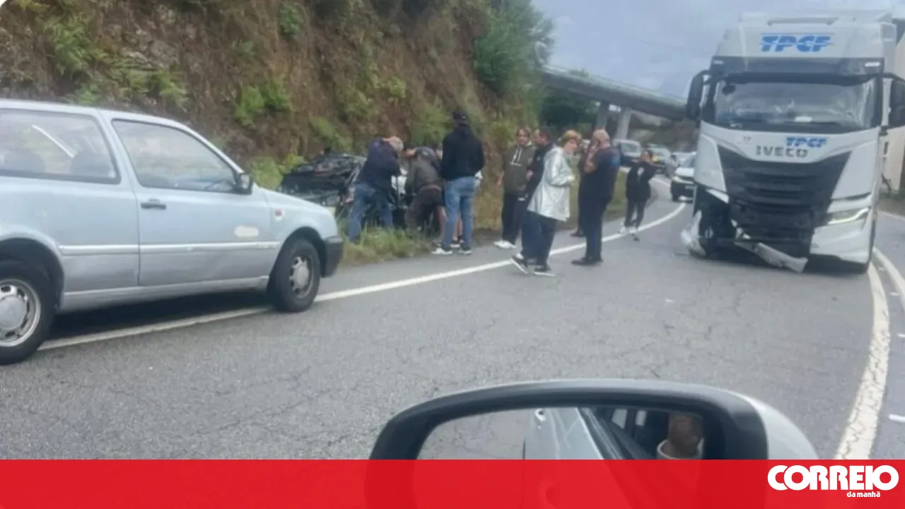 Collision between car and truck leaves four injured in Marco de Canaveses