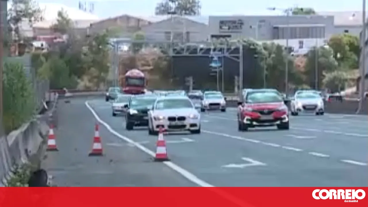 Six-car pile-up on the IC17 in Lisbon