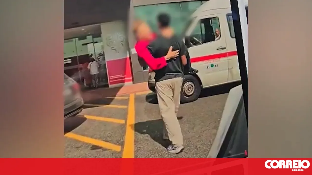 Patient carried by TVDE driver after hospital staff refused wheelchair
