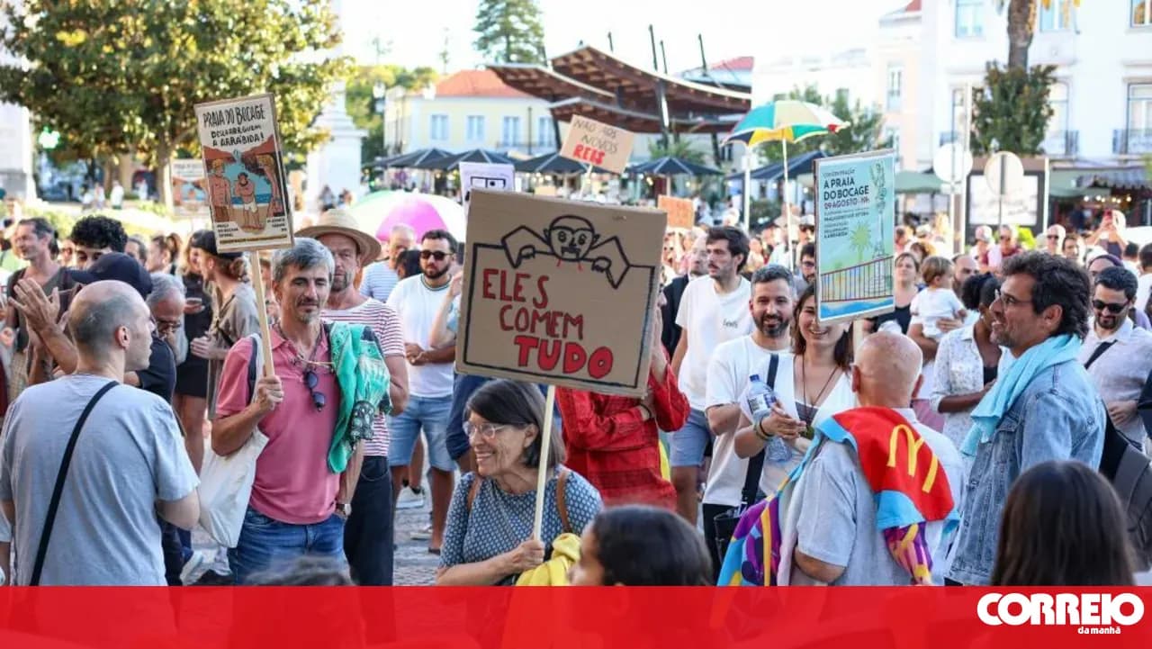 Protest against attempted privatisation of Arrábida beaches gathers "hundreds" in Setúbal