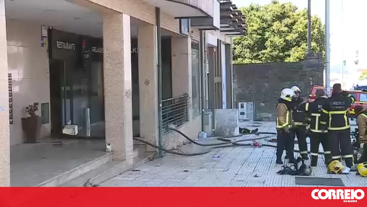 Fire breaks out at a restaurant in Leça do Balio. Young person and woman injured