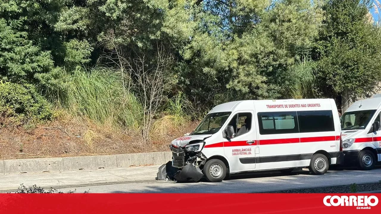 Collision between car and non-urgent patient transport ambulance leaves four injured in Gondomar