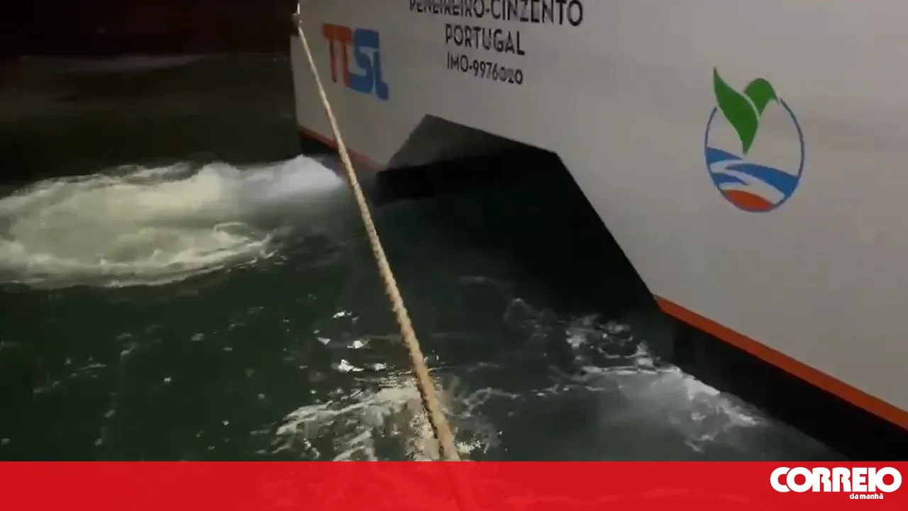 Ferry adrift hits pontoon on the Tagus River, leaving two injured