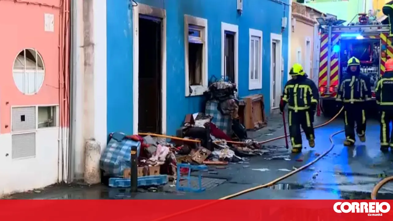 Elderly couple injured in fire on the ground floor of a building in Loures