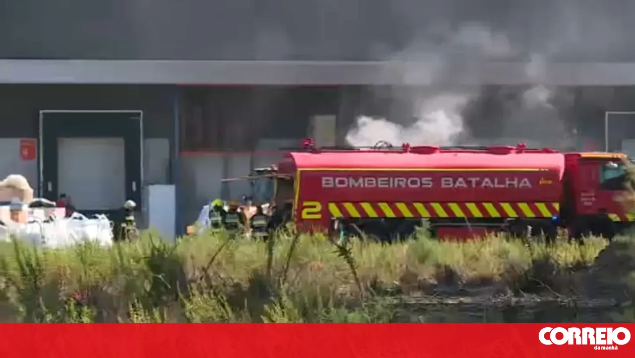 Fire at plastics company in Batalha mobilises 41 personnel