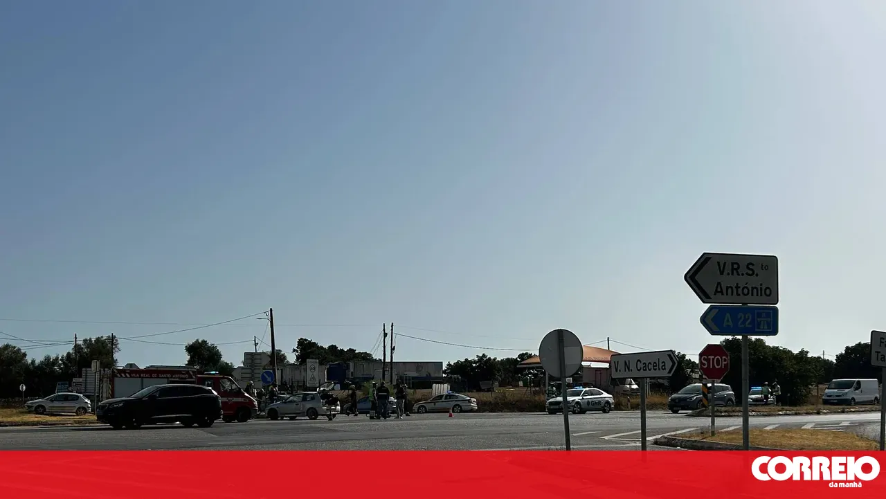 One dead in collision between car and moped in Vila Nova de Cacela. EN125 was closed to traffic