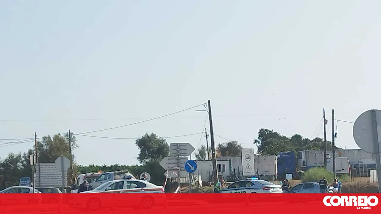 One dead in collision between car and moped in Vila Nova de Cacela. EN125 was closed to traffic