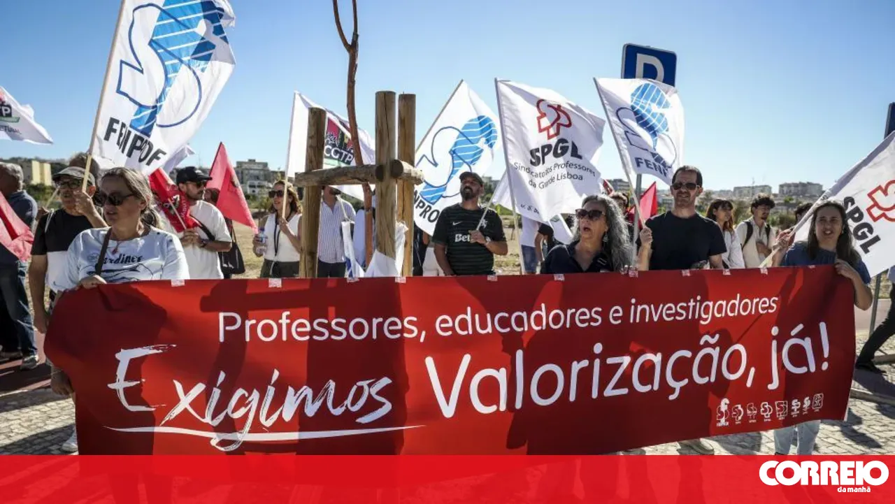 Dozens of people greet Montenegro with a protest in Setúbal at the start of the school year