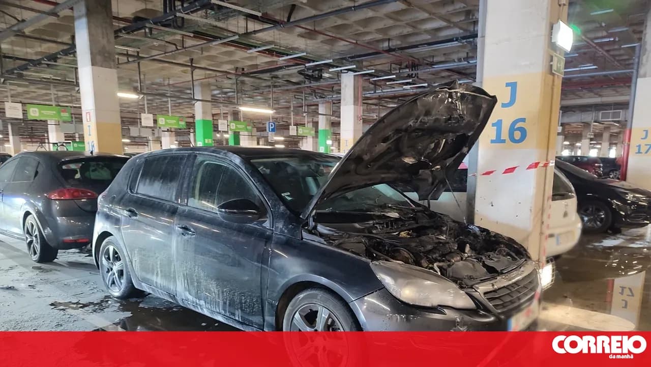 Car catches fire in shopping centre car park in Loures