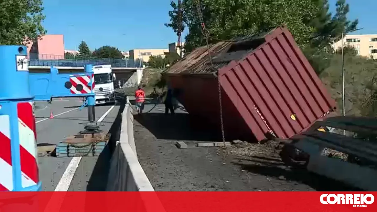Truck container with 15,000 kilos of cargo overturns on the A4 in Matosinhos