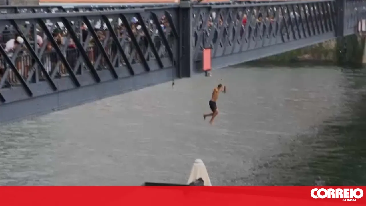 Known as the 'river boys', youths ignore prohibitions and continue to risk dives into the Douro