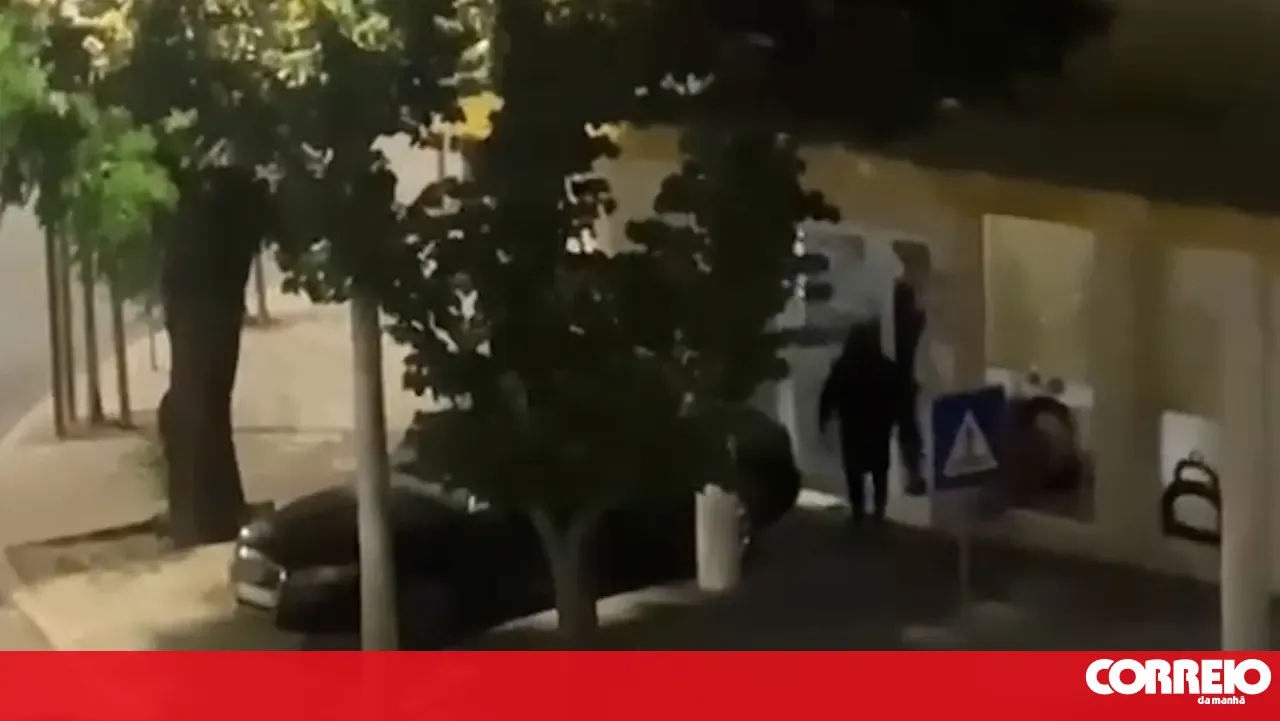 Video shows group of robbers stealing tobacco machine from a shop in Grândola