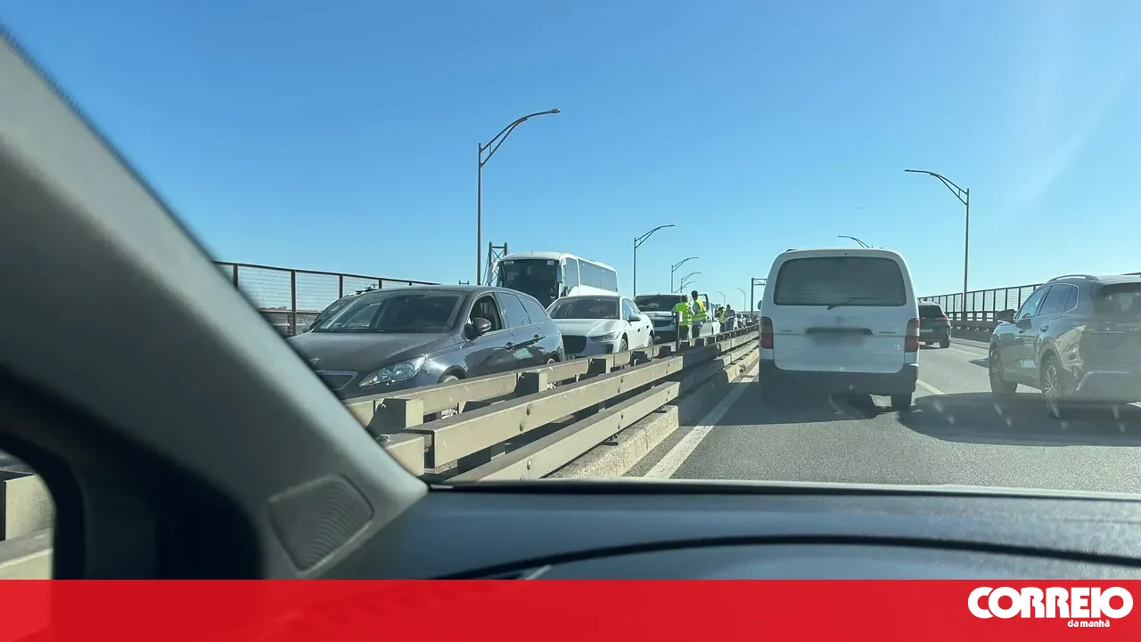 One injured in pile-up on the 25 de Abril Bridge. Traffic restricted