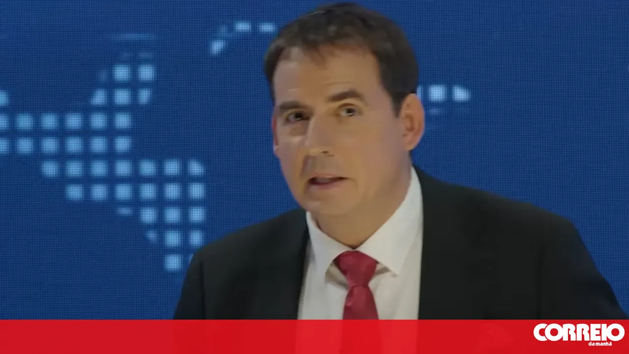 To the sound of Amália's 'Fado final', Serbian comedian compares himself to Ricardo Araújo Pereira to criticise the end of his show