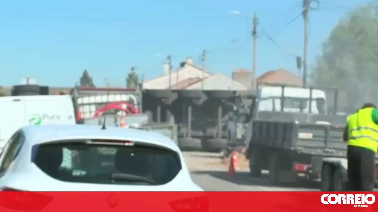 Truck skids and blocks the EN 110 in Tomar. Traffic cut off