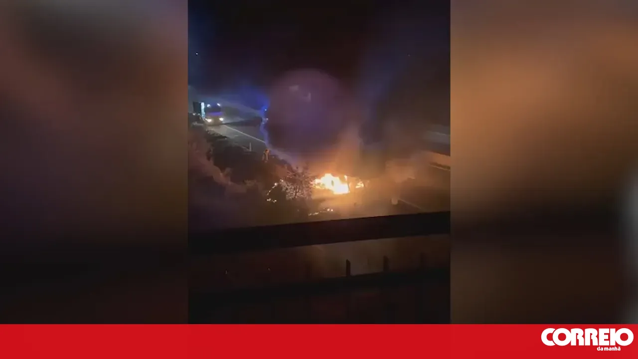 Truck fire at the entrance to Setúbal injures driver
