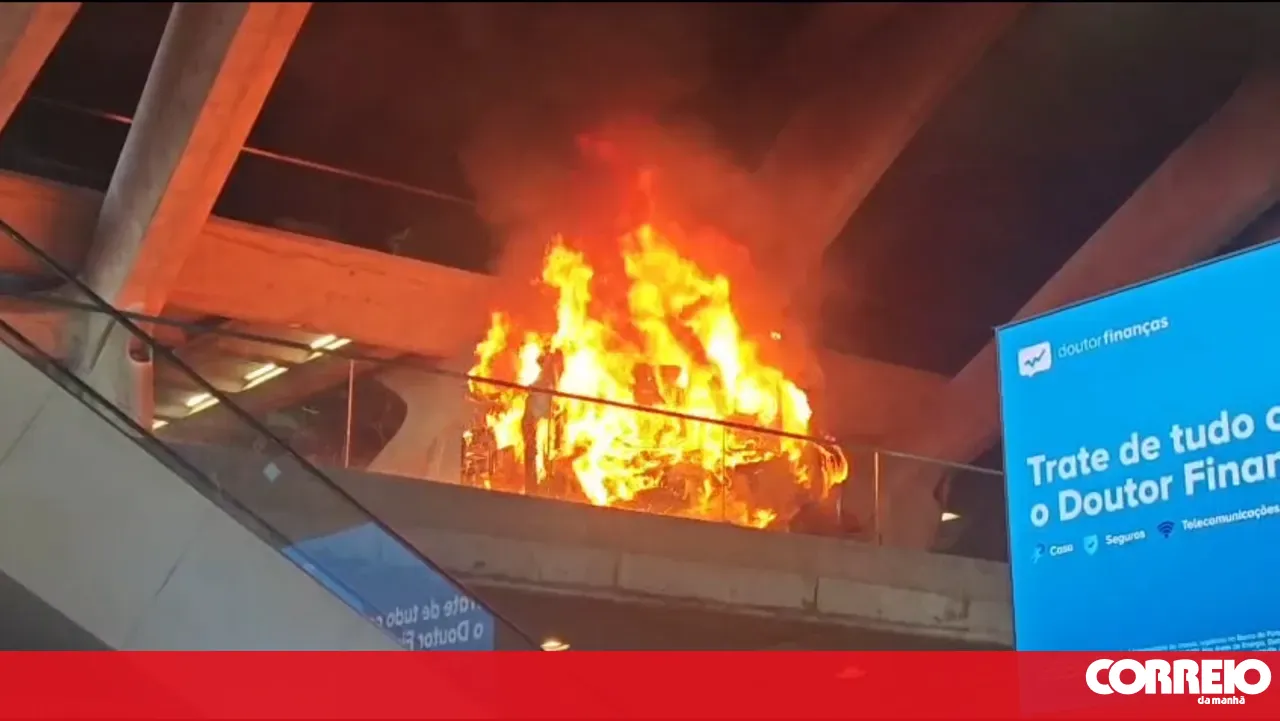 Flames consume food trailer inside Gare do Oriente