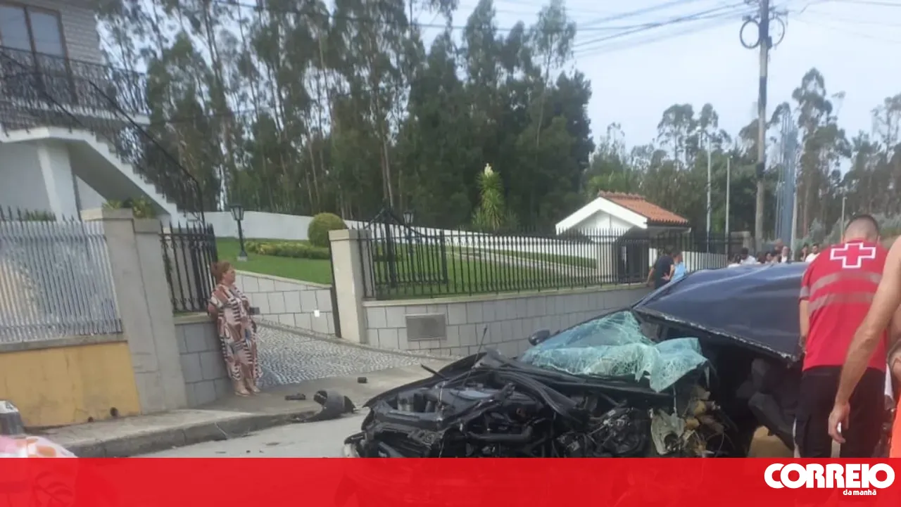 Man dies in four-car collision in Santa Maria da Feira. Three-month-old baby injured