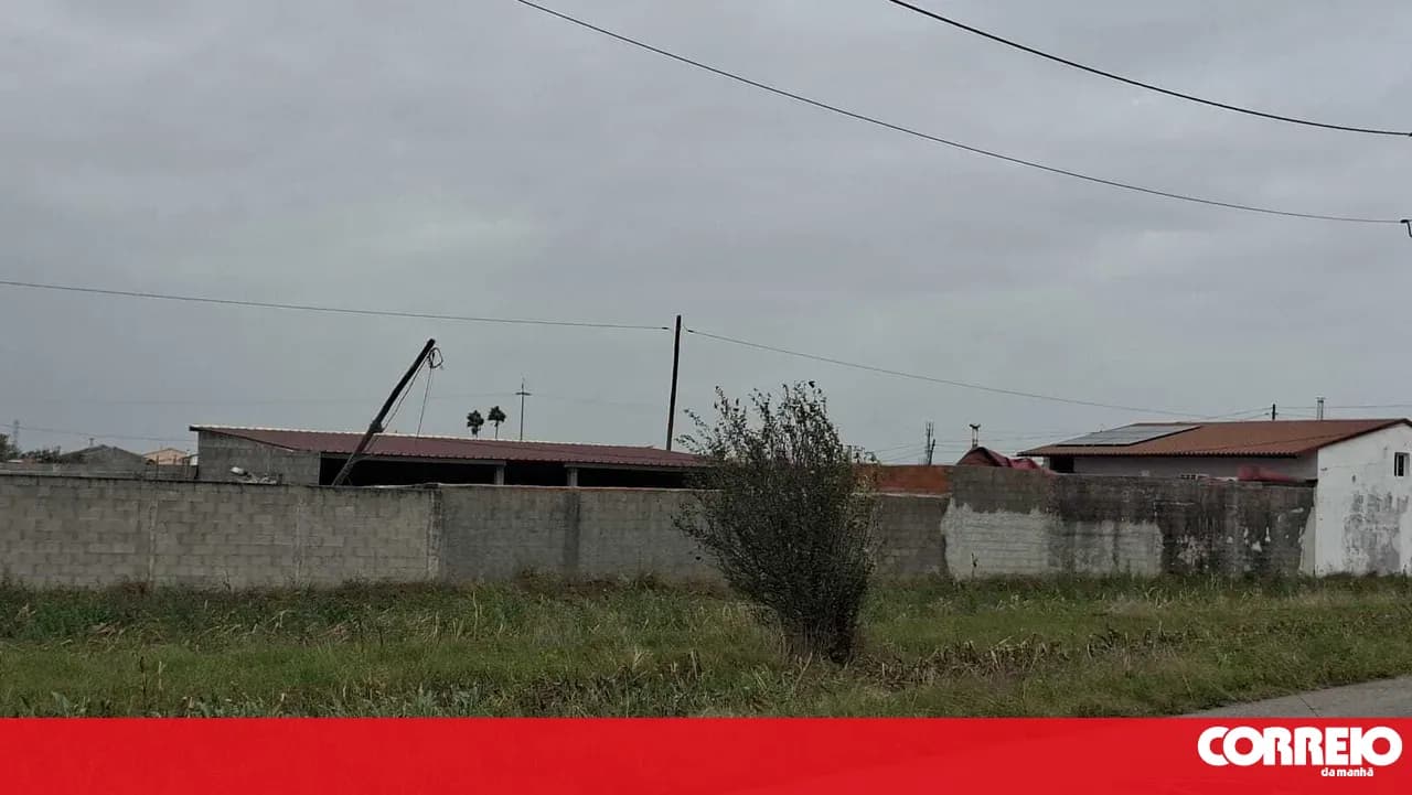 Woman in serious condition after falling from a roof in Figueira da Foz