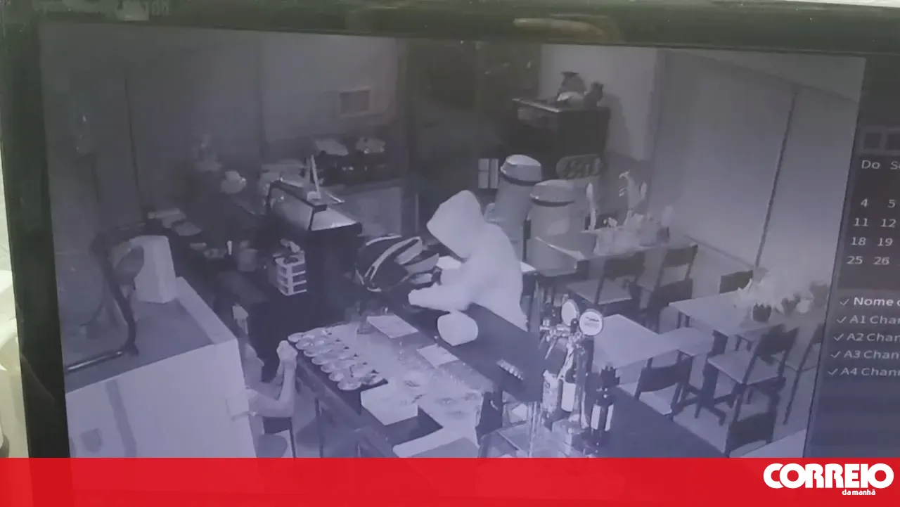Video surveillance captures man robbing café in Moita