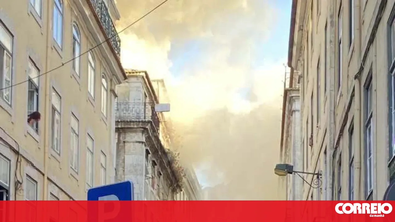 Fire in vacant building on Rua Cor de Rosa in Lisbon brought under control
