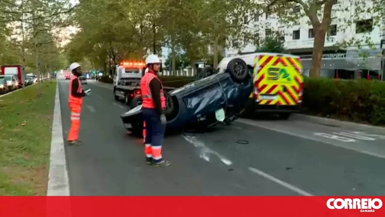 Car crashes after collision and overturns near Campo Pequeno in Lisbon