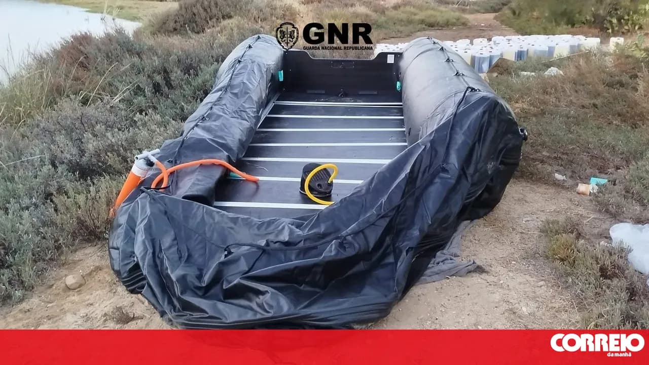 Boat and 3600 litres of petrol seized near a stream in Tavira