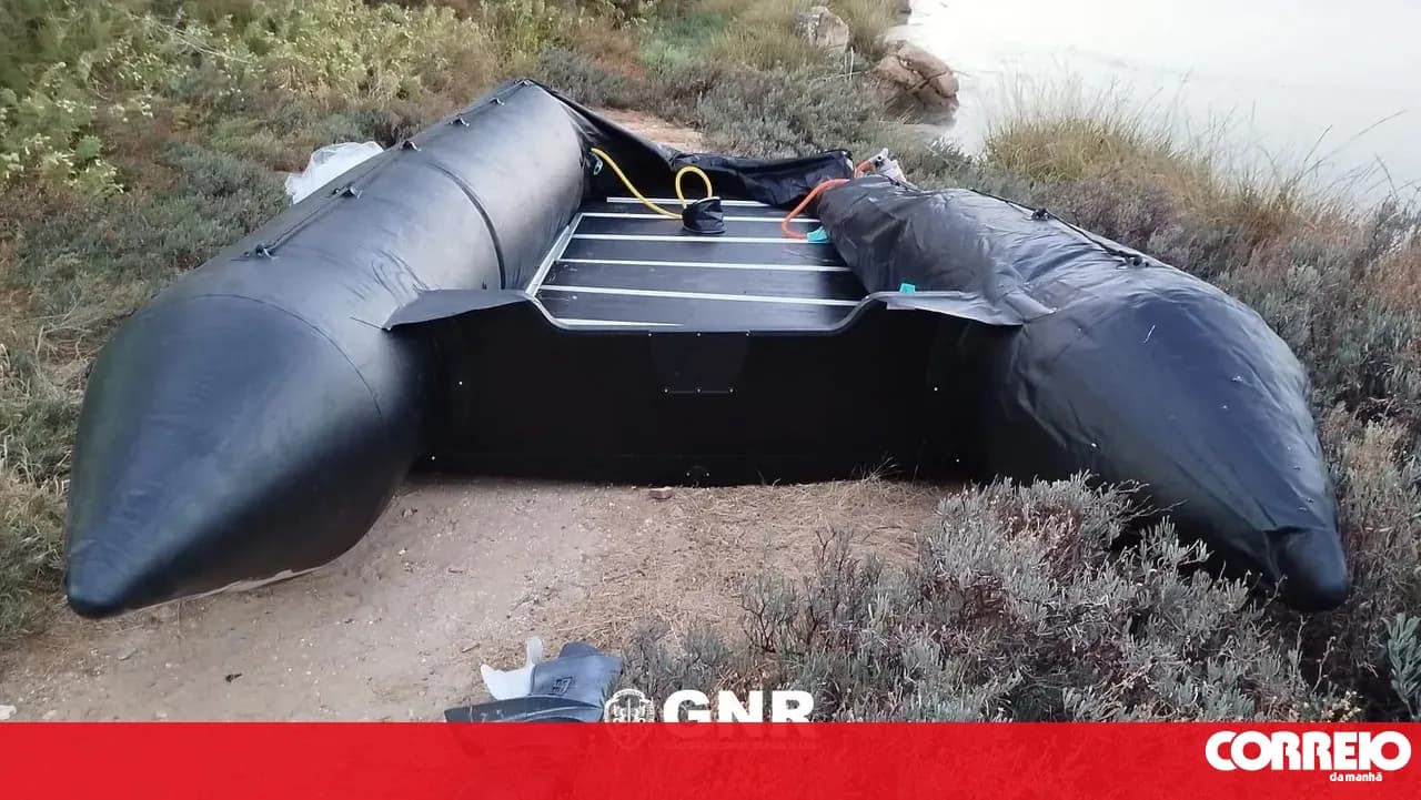 Boat and 3600 litres of petrol seized near a stream in Tavira