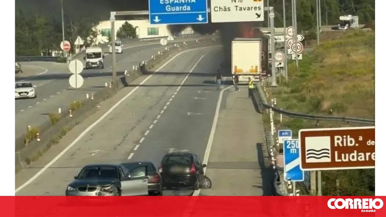 A25 closed between Mangualde and Chãs de Tavares due to a three-car collision and a trailer fire