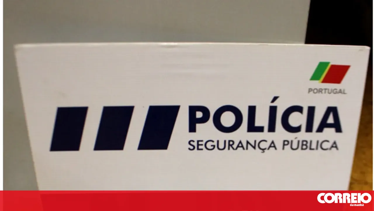 Armed man arrested at a sidewalk cafe in Leiria