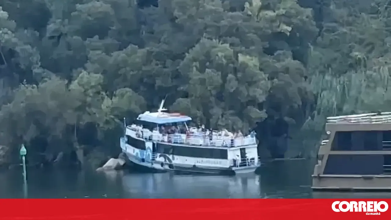 Vessel with 90 people runs aground on the Douro River in Resende