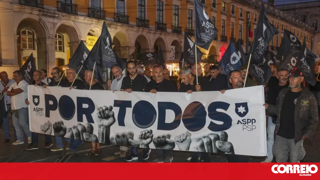 A hundred police officers protest in Lisbon against the 'passing the buck' in negotiations with the Government