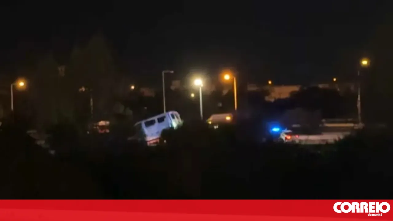 Car catches fire on the Segunda Circular in Lisbon