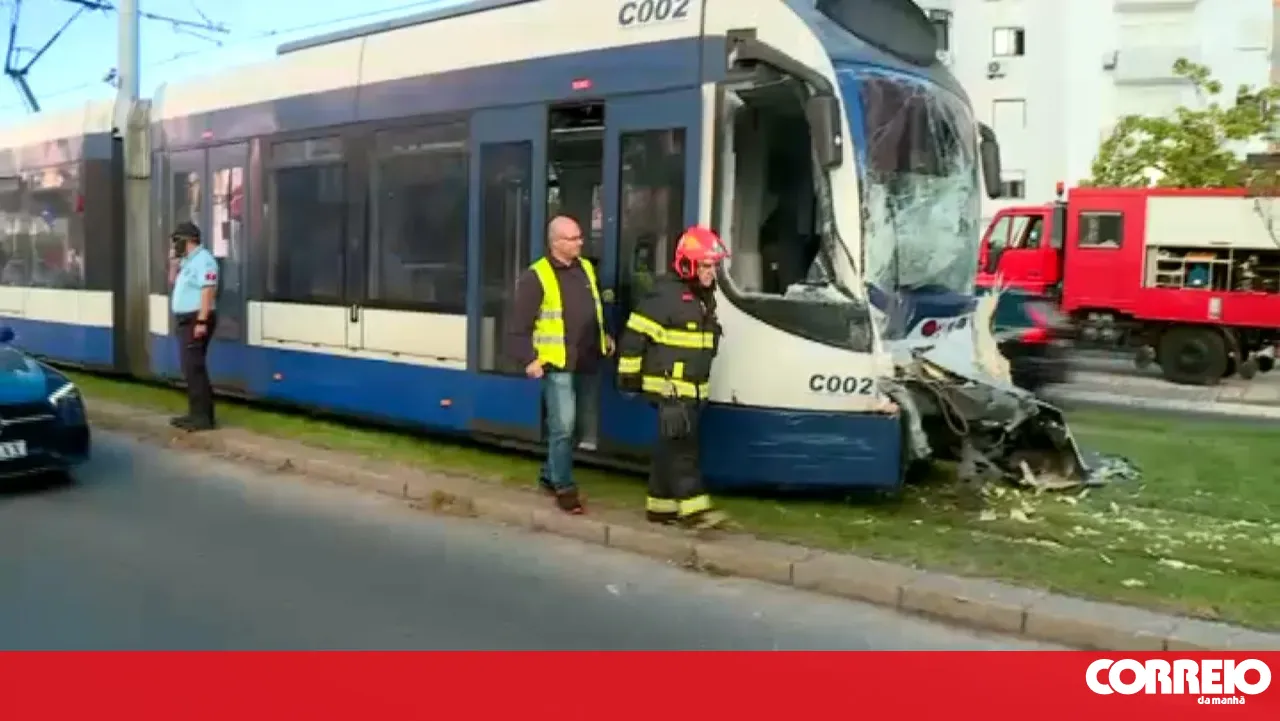 Two injured after collision between two Metro Sul do Tejo trains in Almada. Traffic cut off