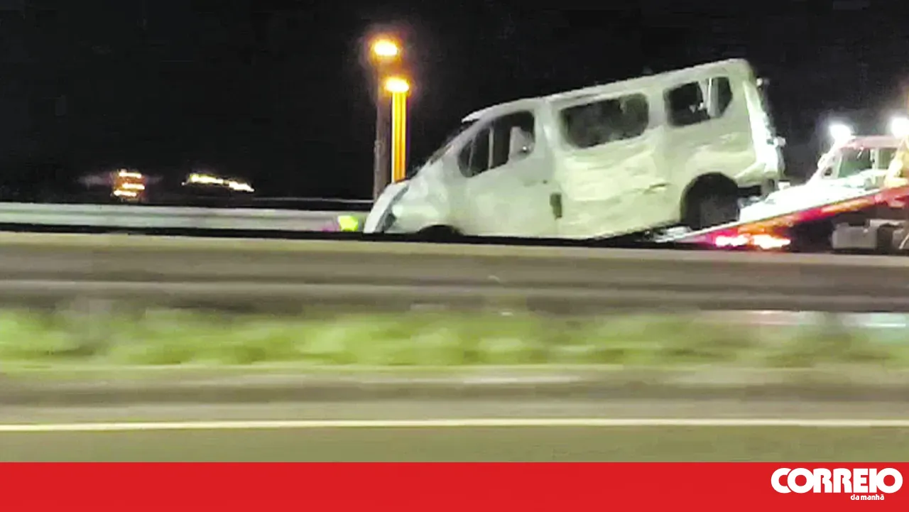 Fire destroys car on the A1 motorway at the Alverca exit