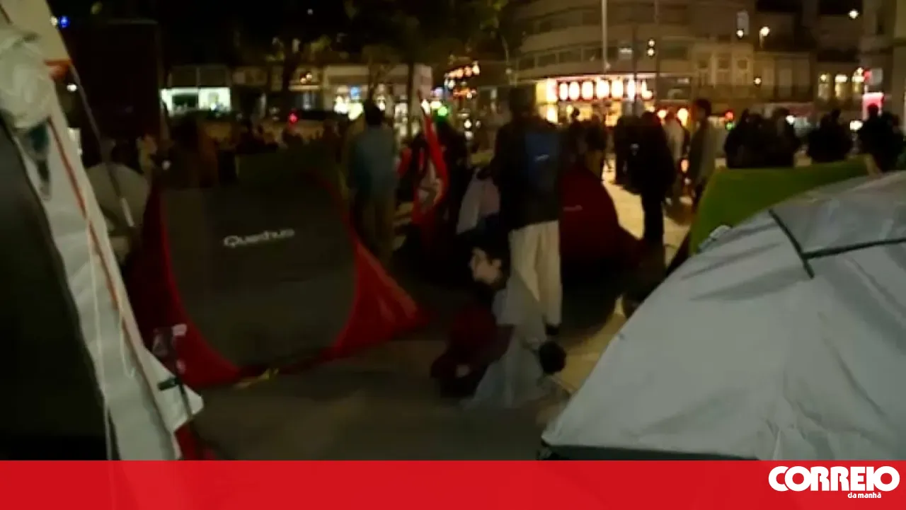 Housing protesters spend third night in Porto after police remove tents