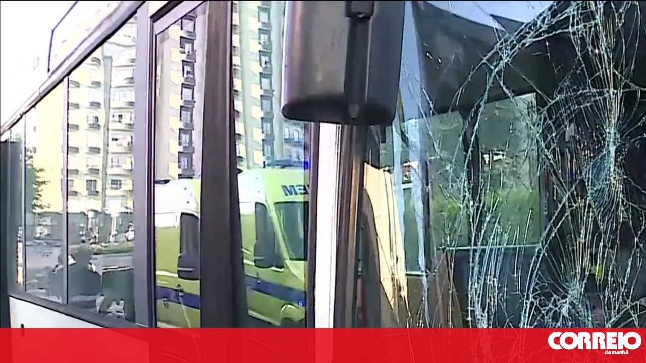 Collision between two buses and a car leaves 19 injured in Braga