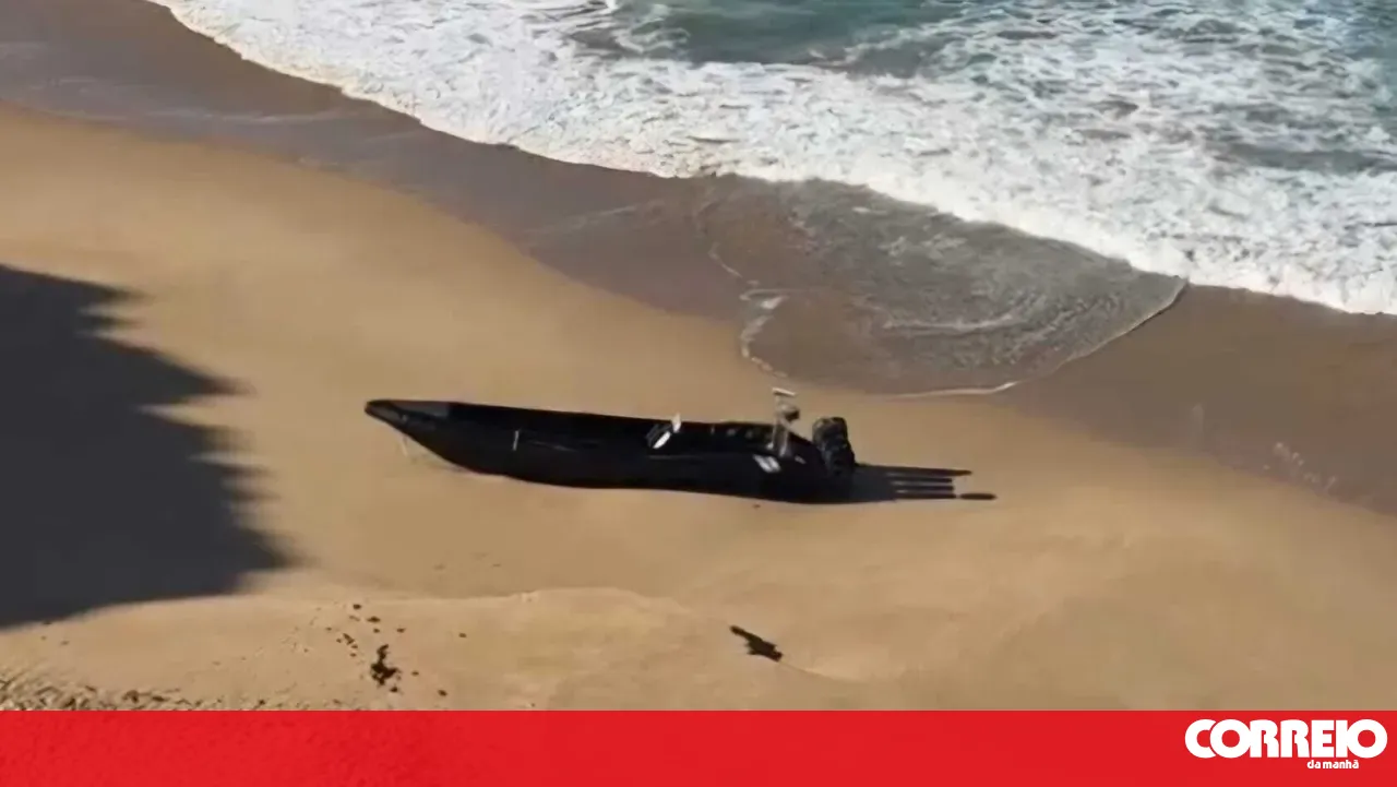 Drug boat destroyed and abandoned on beach in Vila do Bispo